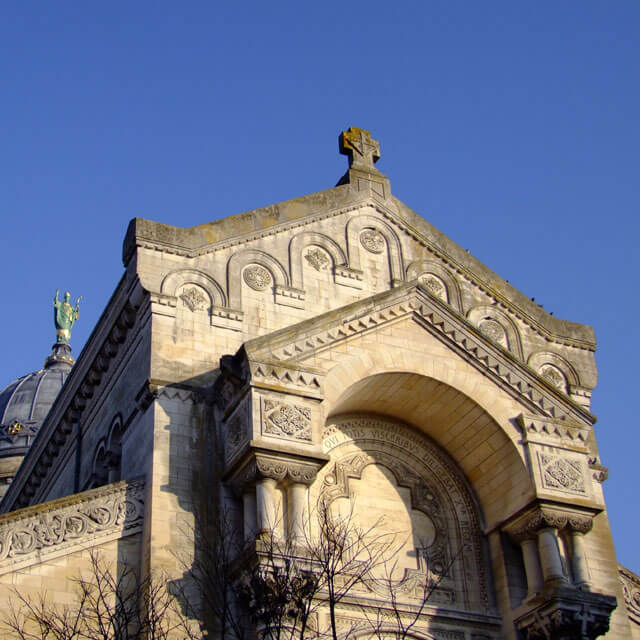 Vue extérieure de la Basilique Saint-Martin de Tours