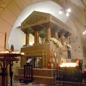 Tombeau de saint Martin dans la crypte de la basilique (Tours)