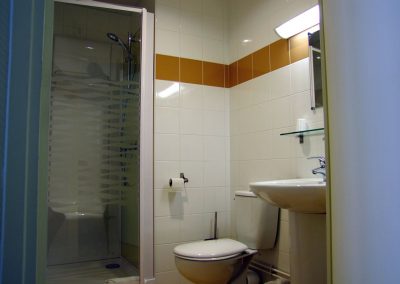 Cabinet de toilette dans la chambre - Maison d'accueil de la Basilique Saint-Martin de Tours