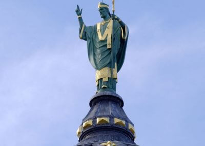 Statue de saint Martin sur le dôme de la Basilique (Tours)